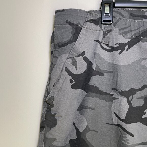 Men's NWT Wrangler Regular Taper Black & Gray Camo Pants - Size 40x30 - Picture 2 of 14